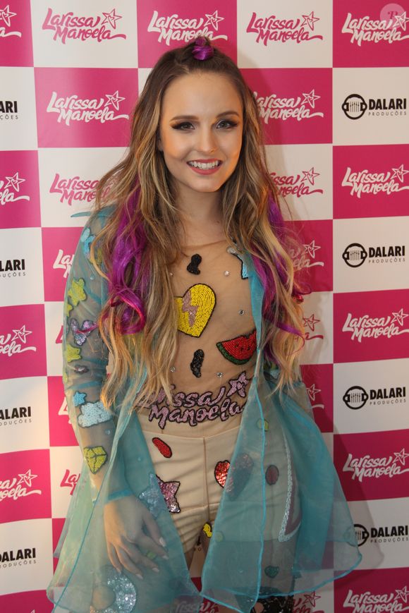 Demi Lovato, é você!? A febre dos cabelos coloridos atingiu a Lari teen, que já estava loira