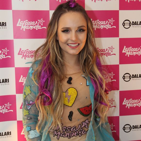 Demi Lovato, é você!? A febre dos cabelos coloridos atingiu a Lari teen, que já estava loira