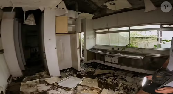 O estado de abandono da antiga mansão de Hebe Camargo tem provocado a circulação de vídeos que mostram o interior da propriedade. Marcello Camargo, filho da apresentadora, criticou as pessoas que entram no imóvel para gravar imagens e publicar o conteúdo nas redes sociais, ressaltando que considera essas atitudes invasões de propriedade