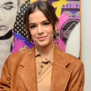 Moda Outono 2026: Jaqueta de couro similar à camurça de tom bege ou caramelo é uma das apostas coringas da atriz Bruna Marquezine.