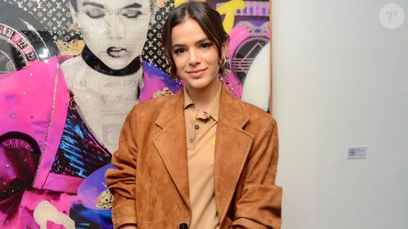 Moda Outono 2026: Jaqueta de couro similar à camurça de tom bege ou caramelo é uma das apostas coringas da atriz Bruna Marquezine.