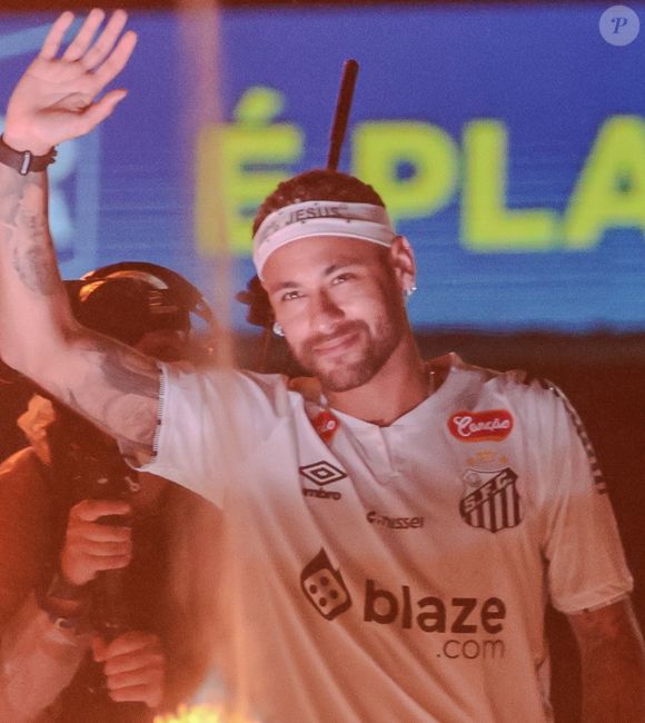 Neymar tem contrato com o Santos até 30 de junho de 2025 e pode enfrentar o seu ex-time o Al-Hilal se assinar com o Pachuca