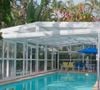Casa de Ary Fontoura tem piscina coberta e protegida com paredes de vidro