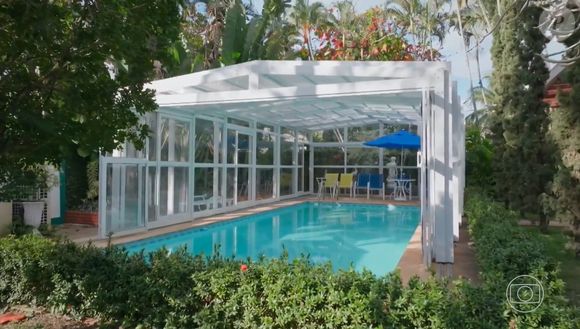 Casa de Ary Fontoura tem piscina coberta e protegida com paredes de vidro
