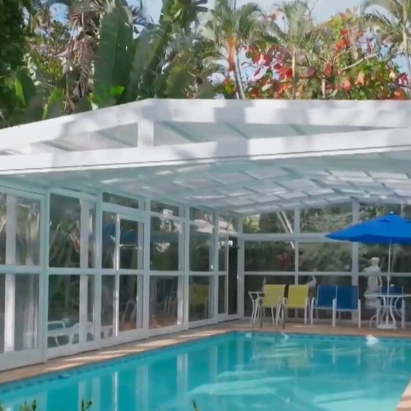 Casa de Ary Fontoura tem piscina coberta e protegida com paredes de vidro
