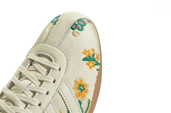 O bordado floral faz do Adidas Tokyo Crew White Floral Embroidery uma das versões mais sofisticadas da linha, perfeita para quem busca um toque romântico sem abrir mão do estilo urbano