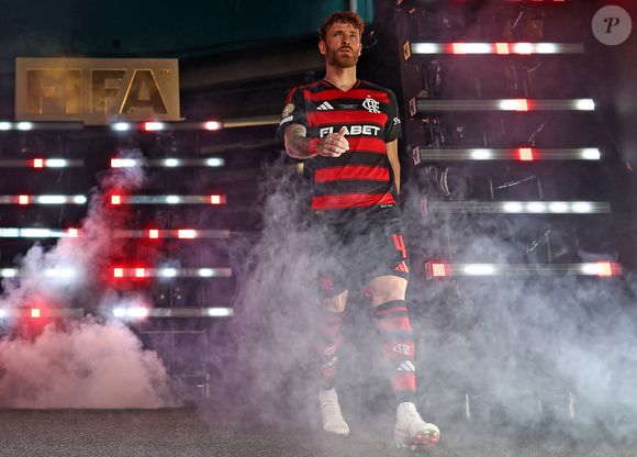 Léo Pereira, do Flamengo, recebeu sérias acusações da ex Tainá Militão nesta sexta-feira (29)