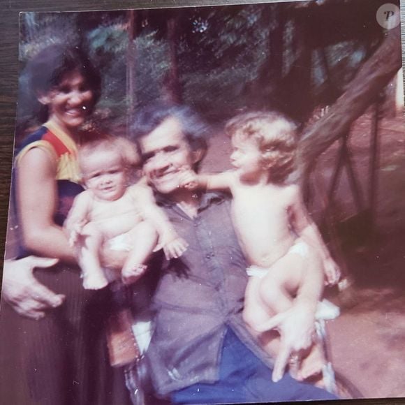 A infância de André Janones foi marcada pela ausência paterna. Segundo o próprio deputado, seu pai era uma pessoa com deficiência, cadeirante, e morreu quando ele ainda era recém-nascido. A mãe, que trabalhava como empregada doméstica, faz parte da história de origem humilde relatada pelo parlamentar