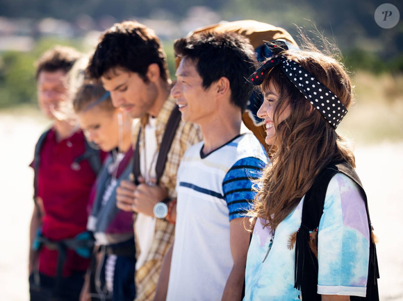 Muitos a percorrem em busca de experiências religiosas, espirituais ou culturais. Na série, os amigos se reencontram ao longo de três épocas distintas — 2000, 2006 e 2021. São três fases da vida, três experiências únicas e inúmeros conflitos, desafios e transformações vividas nesse cenário que mistura espiritualidade e realidade