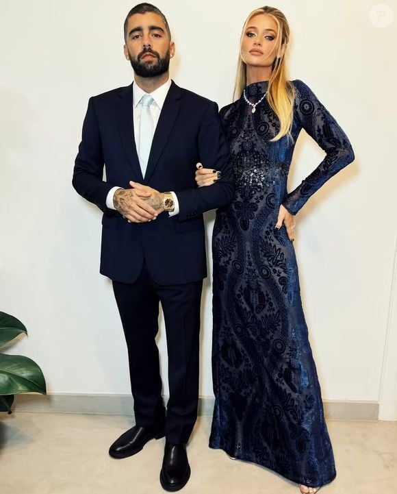 Cintia Dicker, uma das famosas presentes na cerimônia, apostou na transparência em seu vestido todo coberto