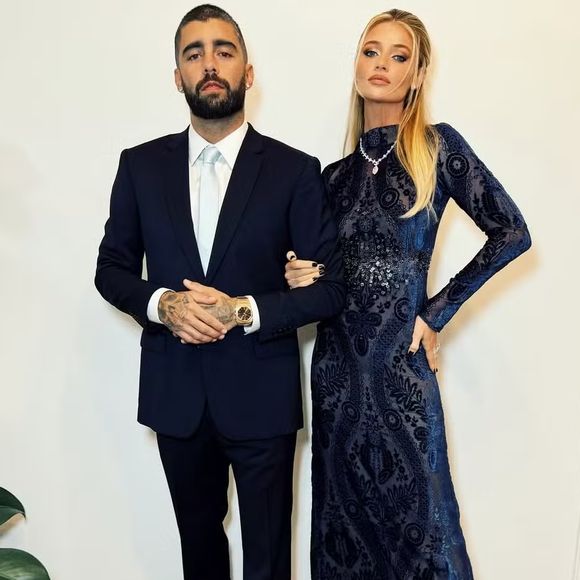 Cintia Dicker, uma das famosas presentes na cerimônia, apostou na transparência em seu vestido todo coberto