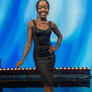 Clara Moneke recorreu a cores suaves e neutras para deixar os ambientes leves. As paredes são brancas e com elementos naturais