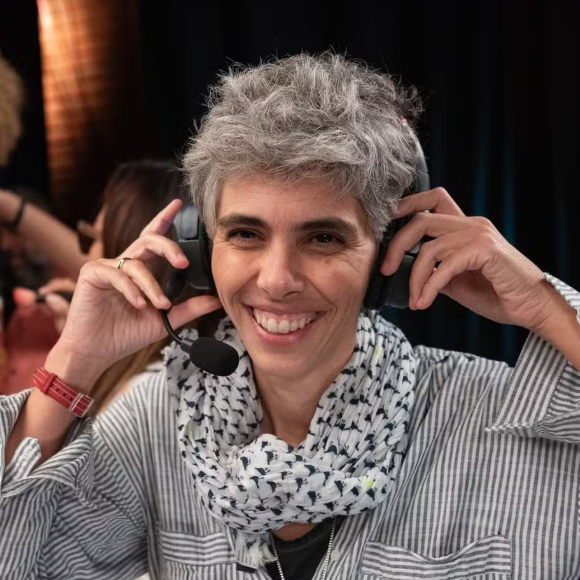 Carioca de 46 anos, Letícia Prisco é conhecida por dirigir séries como 'Dono do Lar', 'A Vila', 'Vai que Cola' e 'Vizinhos'. Ela também já foi assistente de direção de autoridades do cinema como Walter Salles e Anna Muylaert.