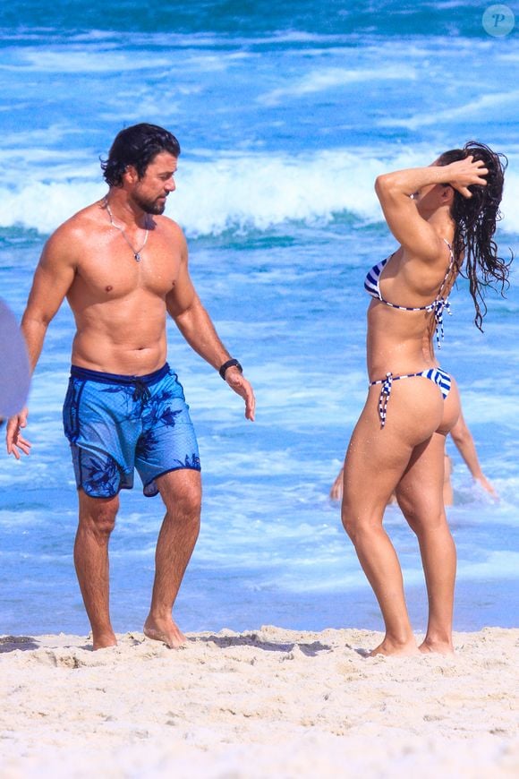 Juliana Paes aproveitou a tarde deste sábado (09) em um momento relax com o marido, o empresário Carlos Eduardo Baptista