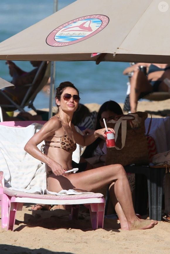 Biquíni com animal print foi usado por Patrícia Poeta na praia da Conceição