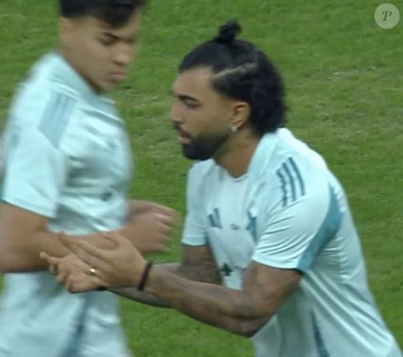 Jogador foi flagrado com joia dourada durante partida entre Cruzeiro e Santos