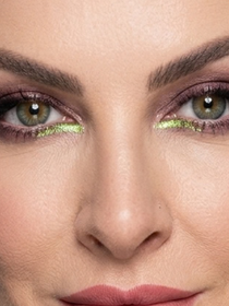 Nem marrom, nem preto: como usar o delineador verde para realçar o olhar depois dos 50