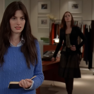 O lendário suéter azul cerúleo usado por Anne Hathaway no filme de 2006 'O Diabo Veste Prada', provando que estilo e influência continuam mais atuais do que nunca