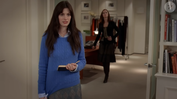 O lendário suéter azul cerúleo usado por Anne Hathaway no filme de 2006 'O Diabo Veste Prada', provando que estilo e influência continuam mais atuais do que nunca