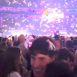 Shawn Mendes surgiu com chuquinhas da Xuxa no cabelo ao lado de Bruna Marquezine
