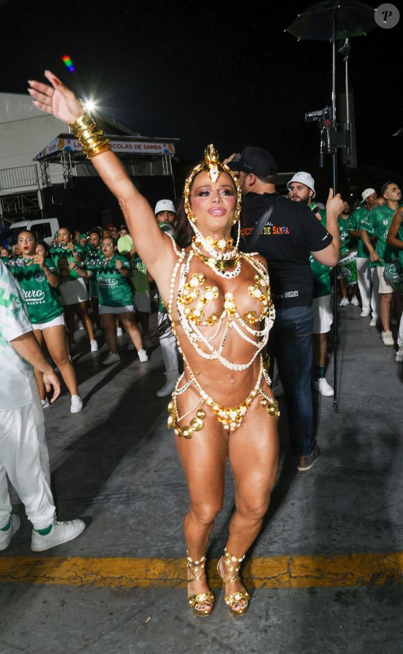 Viviane Araujo apostou em fantasia com aplicações de correntes, búzios, pedras e medalhões