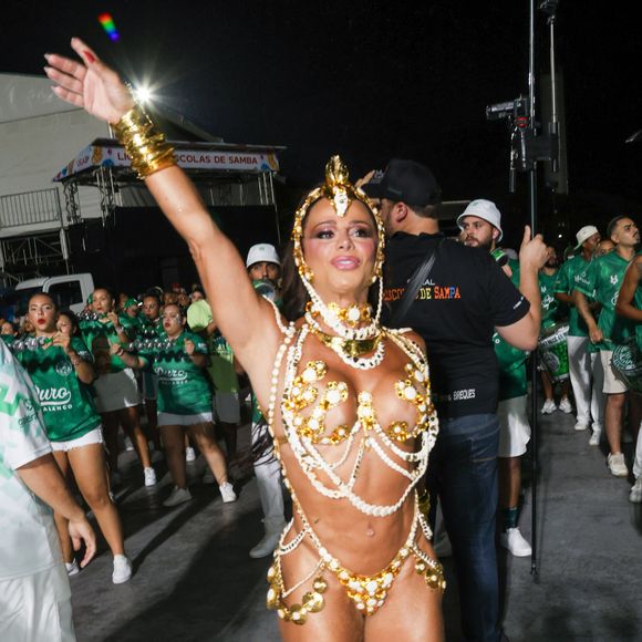 Viviane Araujo apostou em fantasia com aplicações de correntes, búzios, pedras e medalhões