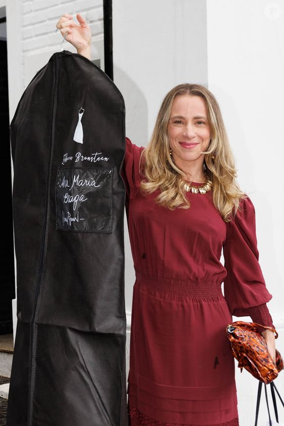 Estilista Lethicia Bronstein foi vista ao chegar no casamento de Ana Maria Braga com o vestido de noiva na mão