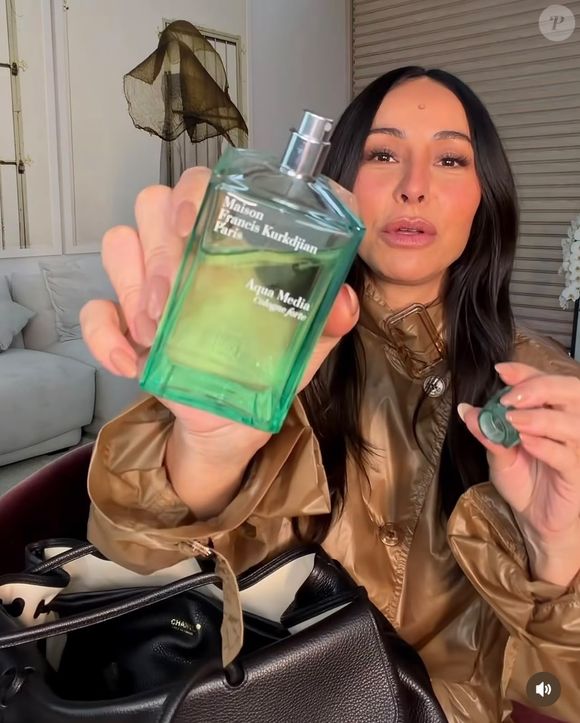 O Aqua Media Cologne forte, da Maison Francis Kurkdjian, também aparece entre as fragrâncias mostradas por Sabrina Sato durante a revelação dos perfumes que carrega consigo