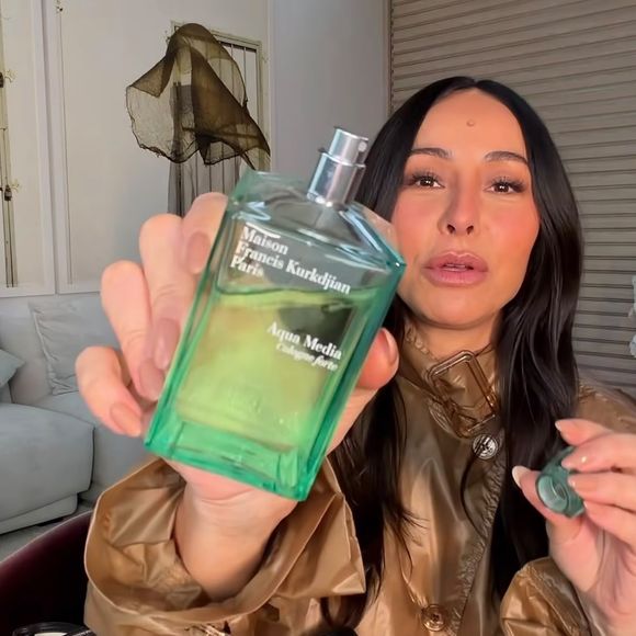O Aqua Media Cologne forte, da Maison Francis Kurkdjian, também aparece entre as fragrâncias mostradas por Sabrina Sato durante a revelação dos perfumes que carrega consigo