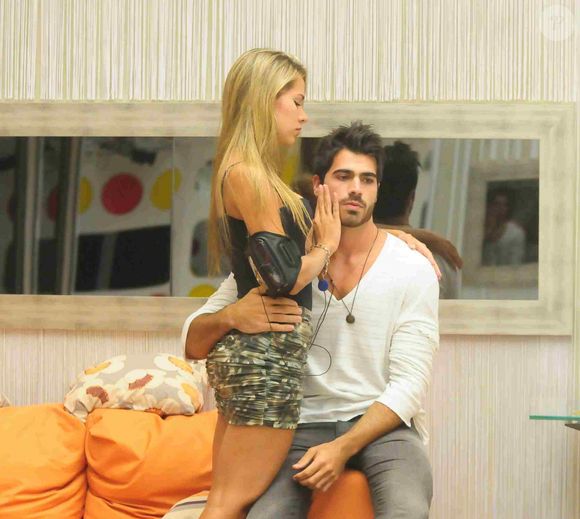 Ainda no 'BBB 11', Adriana Sant'anna emplacou um namoro com o modelo Rodrigão, que quase chegou na final do reality