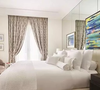 A suíte dispõe de dois quartos com camas king size, detalhe que faz sentido diante da confirmação de que a artista viajará acompanhada dos filhos