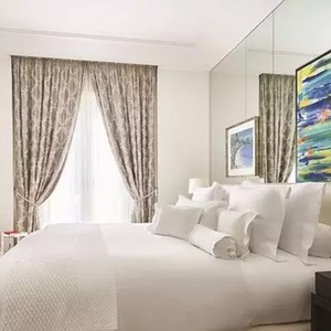 A suíte dispõe de dois quartos com camas king size, detalhe que faz sentido diante da confirmação de que a artista viajará acompanhada dos filhos