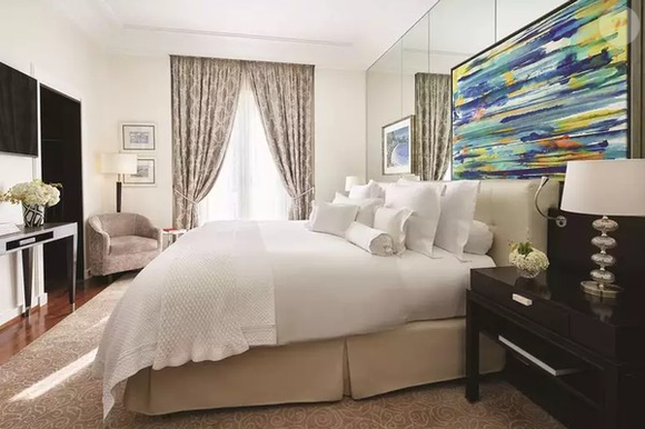 A suíte dispõe de dois quartos com camas king size, detalhe que faz sentido diante da confirmação de que a artista viajará acompanhada dos filhos
