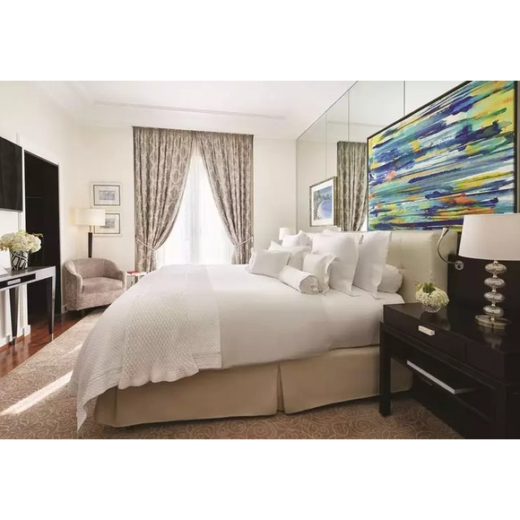 A suíte dispõe de dois quartos com camas king size, detalhe que faz sentido diante da confirmação de que a artista viajará acompanhada dos filhos