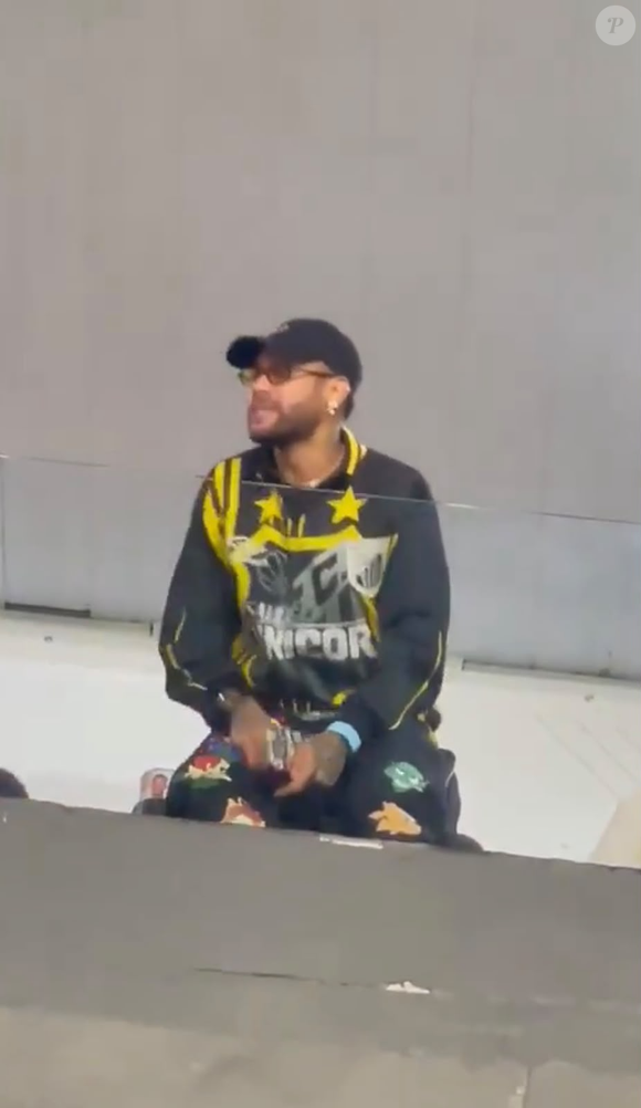 Neymar se envolveu em uma discussão com torcedores do Atlético-MG durante Santos x Atlético-MG pela Copa Sul-Americana