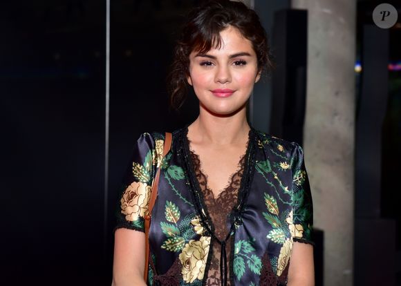 Selena Gomez foi convidada da Prada para o desfile da nova coleção da marca