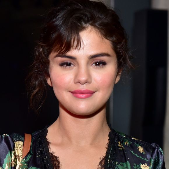 Selena Gomez foi convidada da Prada para o desfile da nova coleção da marca
