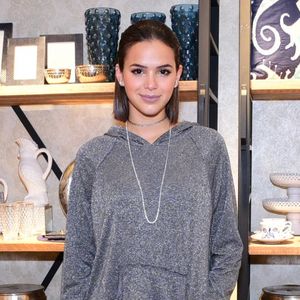 Botas prateadas: na cor metalizada, o calçado deu toque glam ao look de Bruna Marquezine