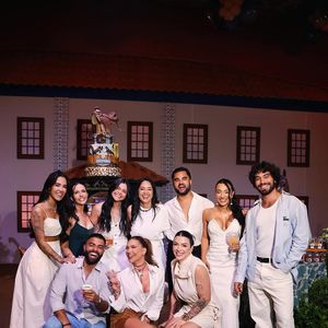 Lucas Guedez postou uma foto onde Virgínia Fonseca e ele posam com um grupo de amigos. Nenhum sinal de Zé Felipe no carrossel