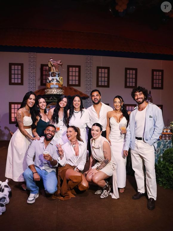 Lucas Guedez postou uma foto onde Virgínia Fonseca e ele posam com um grupo de amigos. Nenhum sinal de Zé Felipe no carrossel