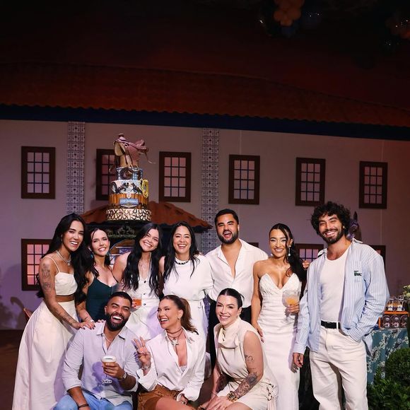 Lucas Guedez postou uma foto onde Virgínia Fonseca e ele posam com um grupo de amigos. Nenhum sinal de Zé Felipe no carrossel
