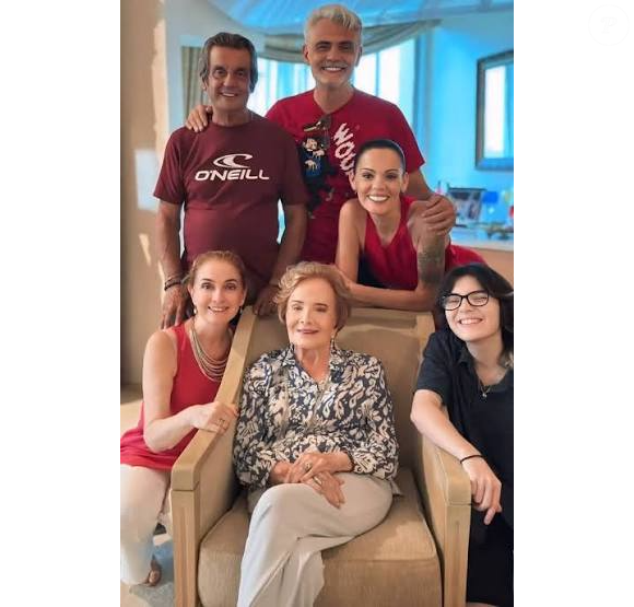 Ao lado dos filhos, Glória Menezes celebrou momentos em família longe dos holofotes. A atriz deixou três herdeiros: Tarcísio Filho, Maria Amélia e João Paulo