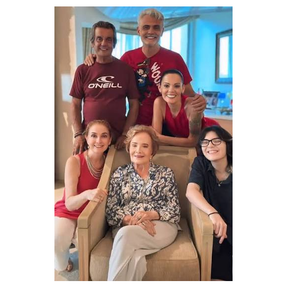 Ao lado dos filhos, Glória Menezes celebrou momentos em família longe dos holofotes. A atriz deixou três herdeiros: Tarcísio Filho, Maria Amélia e João Paulo