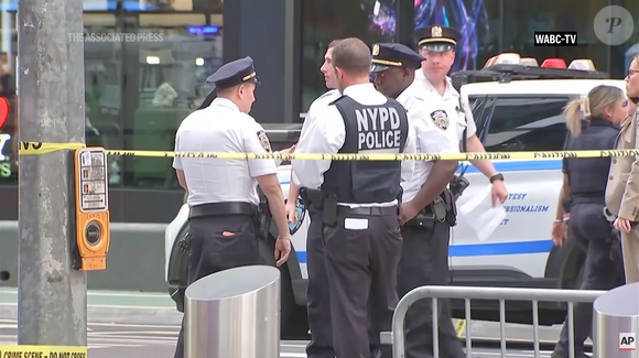 O prefeito de Nova York, Zohran Mamdani, afirmou que duas pessoas foram esfaqueadas na Times Square antes de agentes usarem uma arma de choque e efetuarem disparos. Segundo a Reuters, com informações publicadas pela CNN Brasil, uma das vítimas era a executiva Erin Piacenti.
