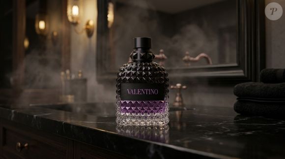 Além do aroma marcante, o frasco do Born in Roma Purple chama atenção pelo design inspirado no icônico Rockstud, assinatura visual presente nos acessórios da maison italiana