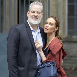 Mariana Ximenes vive Dora em 'Quem Ama Cuida'. A personagem protagoniza uma história de amor com André, sobrinho de seu então marido, Ademir