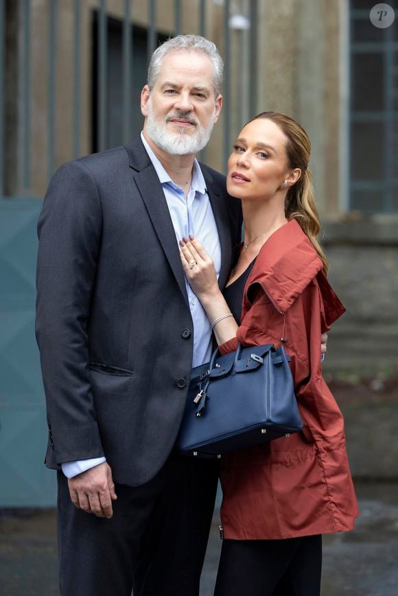 Mariana Ximenes vive Dora em 'Quem Ama Cuida'. A personagem protagoniza uma história de amor com André, sobrinho de seu então marido, Ademir