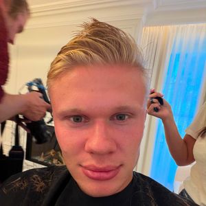 Haaland muda o visual: o norueguês compartilhou o processo do corte nas redes sociais e brincou com o resultado ao escrever 'Short hair, don't care'