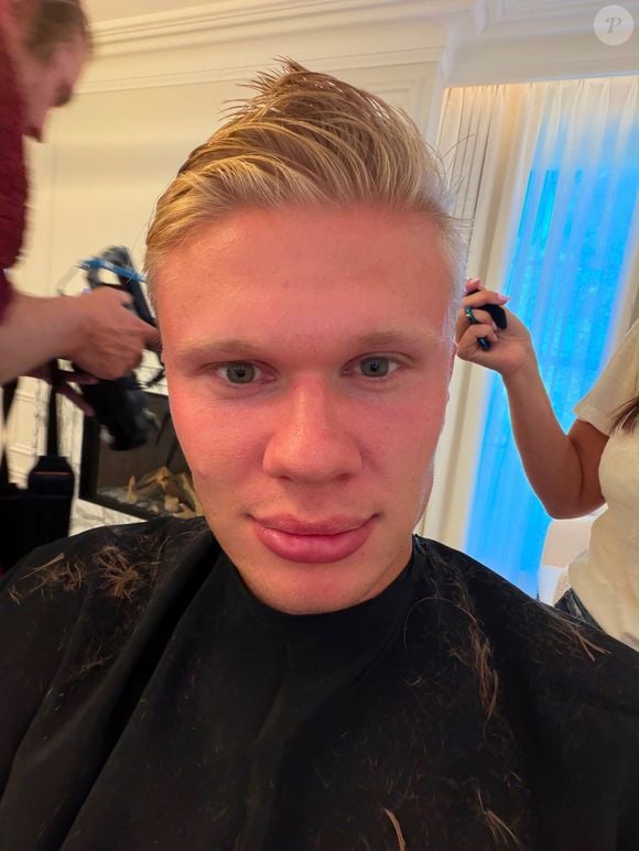 Haaland muda o visual: o norueguês compartilhou o processo do corte nas redes sociais e brincou com o resultado ao escrever 'Short hair, don't care'