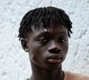 A trajetória de Mouhamed Diop na moda começou de forma inesperada: o jovem senegalês foi notado por um agente enquanto trabalhava como vendedor ambulante na praia de Ipanema
